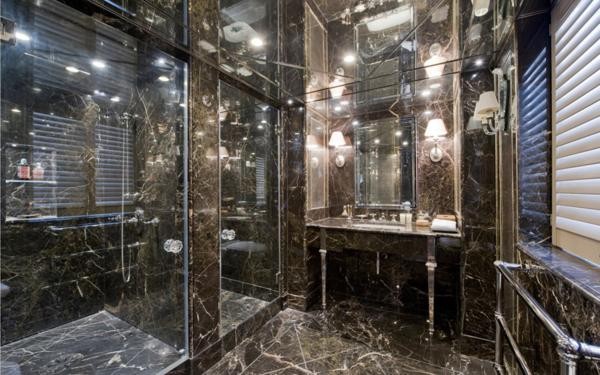 Ennismore Gardens, Knightsbridge, SW7, London Giá 14,5 triệu bảng Anh. Cả phòng tắm được trang ốp lá bằng loại đá cẩm thạch đen và gắn rất nhiều gương. Nó được thiết kế bởi công ty thiết kế nội thất nổi tiếng Alidad.